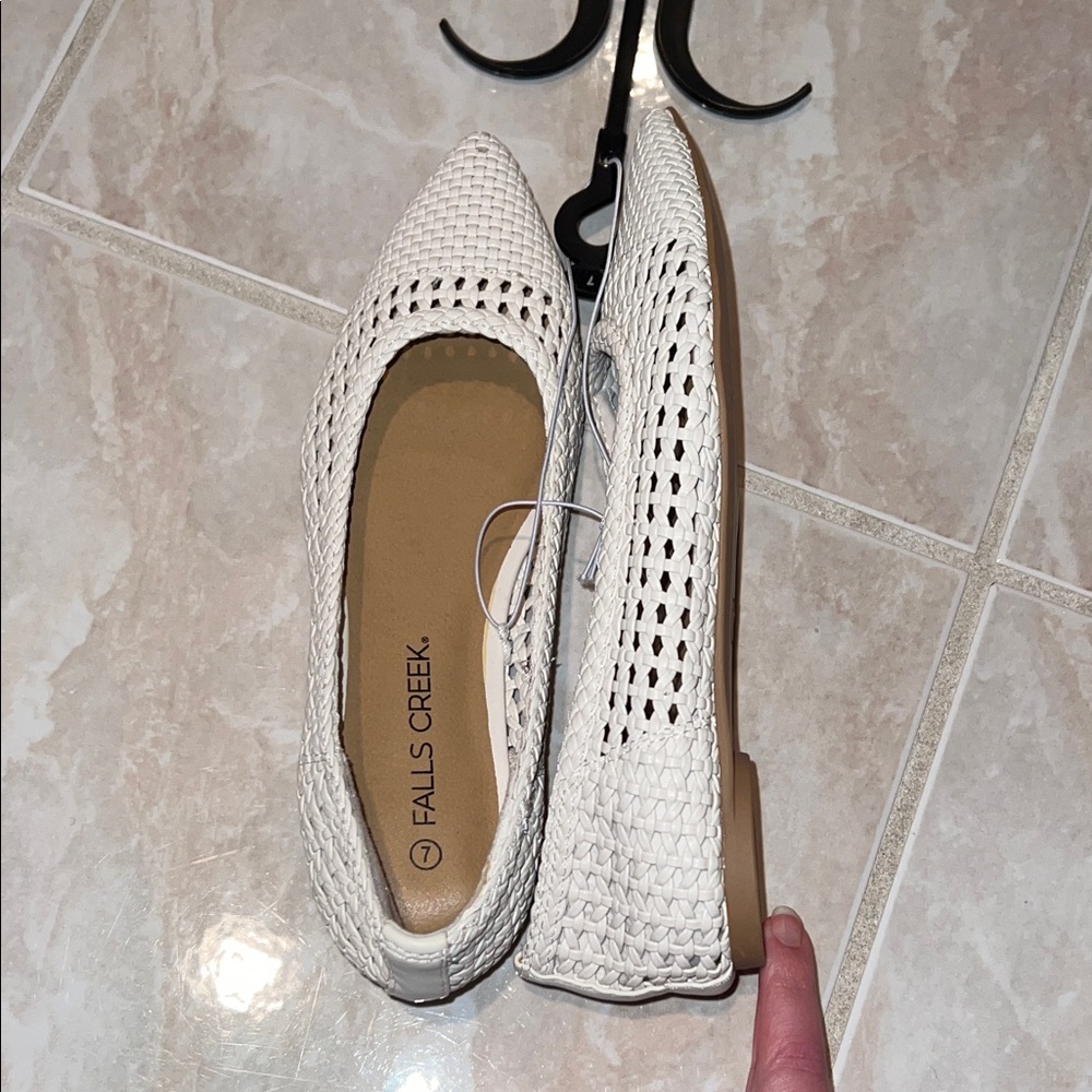 NWT women’s leather off white woven pointy toe Maddi memory foam Flats (7)